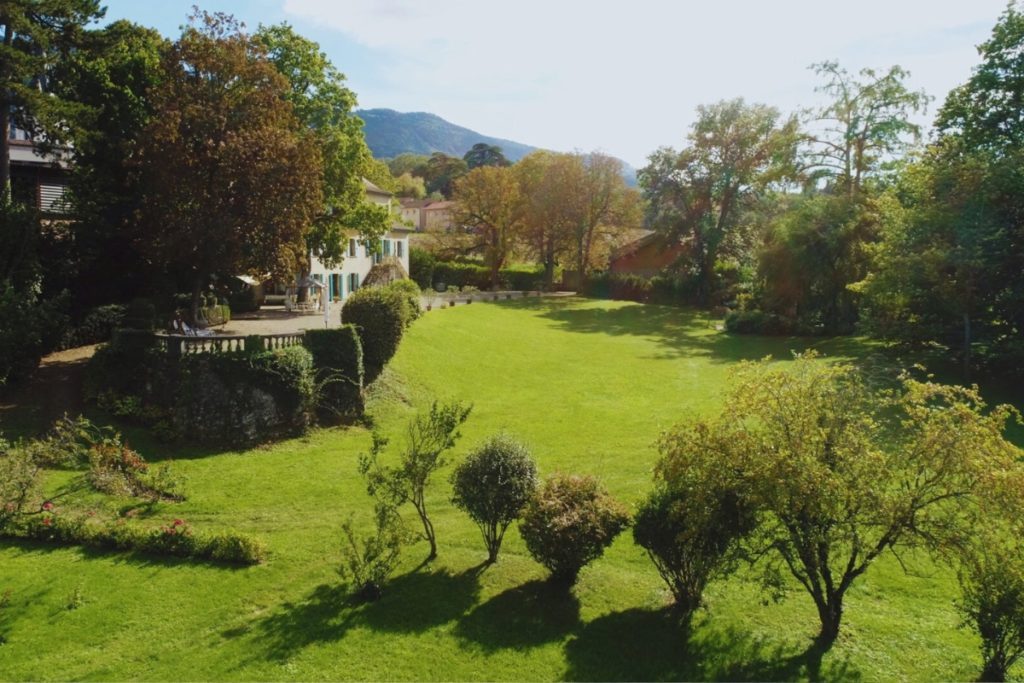 Le parc avec le Salève en arrière-plan